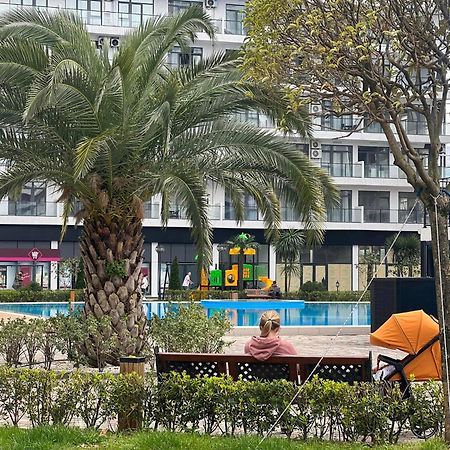 Four Season Apartment Batumi Esterno foto