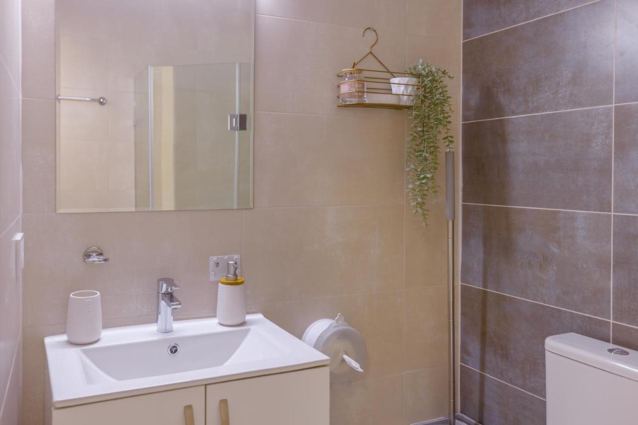 Four Season Apartment Batumi Esterno foto