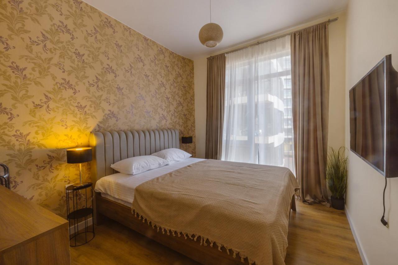 Four Season Apartment Batumi Esterno foto