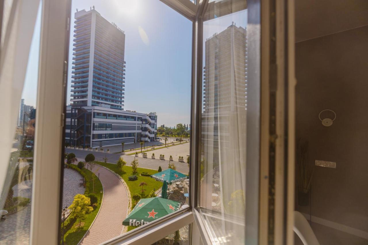 Four Season Apartment Batumi Esterno foto
