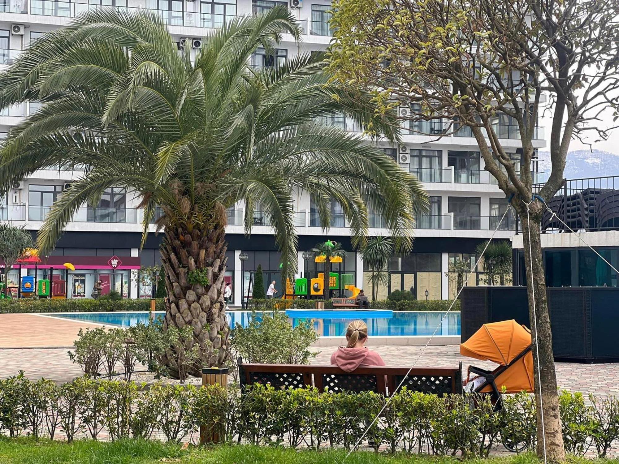 Four Season Apartment Batumi Esterno foto